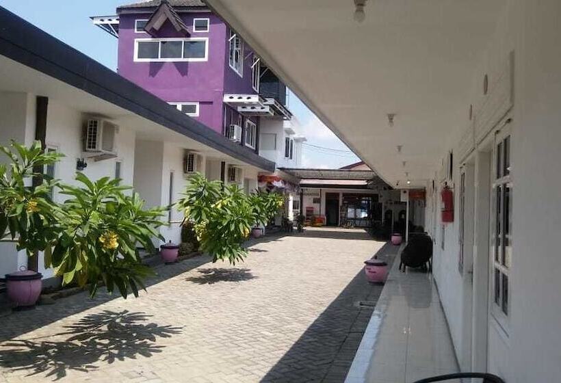 مبيت وإفطار Sultan Guest House & Resto Tulungagung