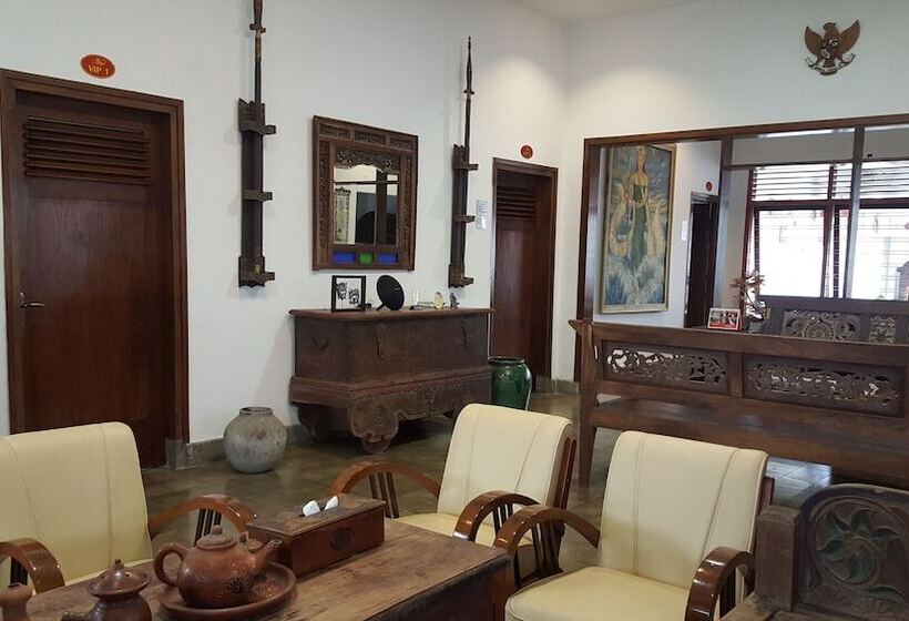 مبيت وإفطار Sultan Guest House & Resto Tulungagung