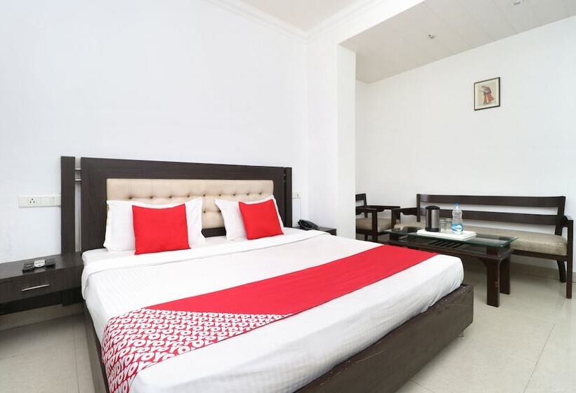 בית מלון כפרי Space By Oyo Rooms