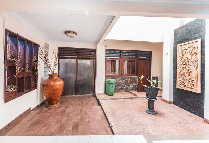 هتل Wisma Lux Barkah By Oyo Rooms