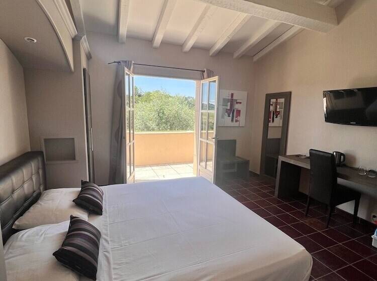 ホテル Hôtel Restaurant La Bergerie