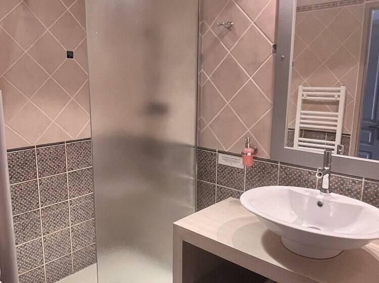 ホテル Hôtel Restaurant La Bergerie