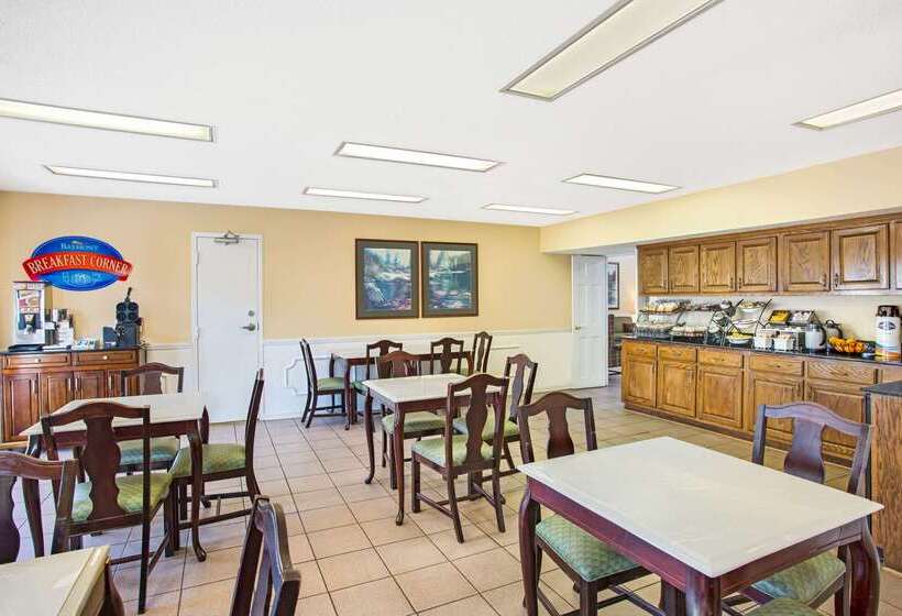 בית מלון כפרי Baymont By Wyndham Forest City