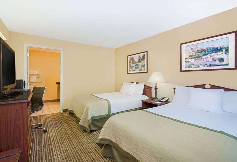 בית מלון כפרי Baymont By Wyndham Forest City