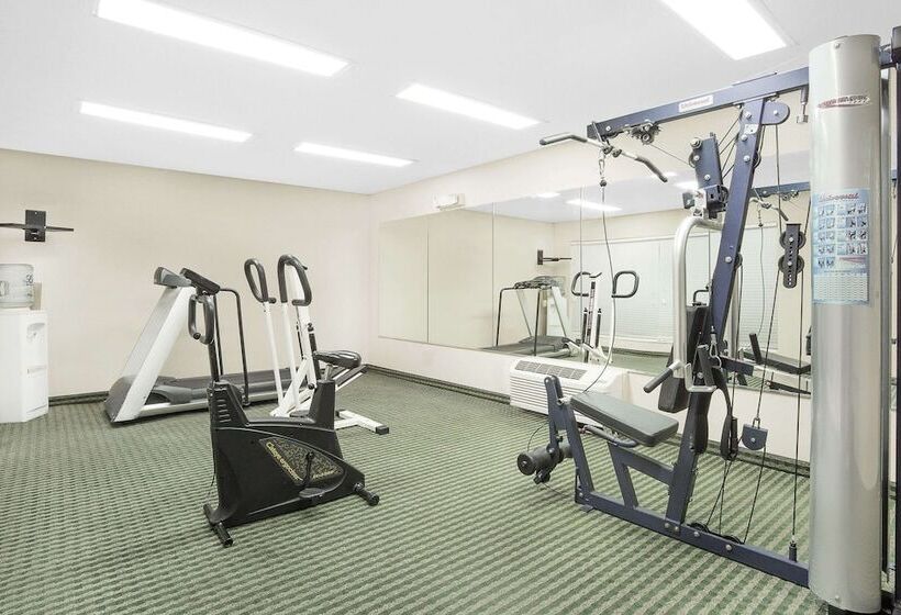 בית מלון כפרי Baymont By Wyndham Roanoke Rapids