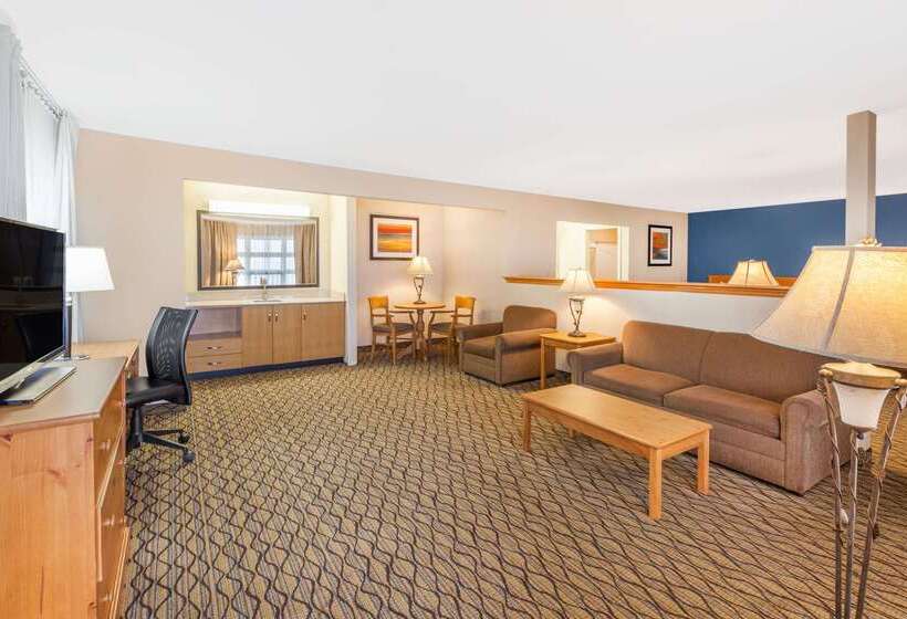 בית מלון כפרי Baymont By Wyndham St. Ignace Lakefront