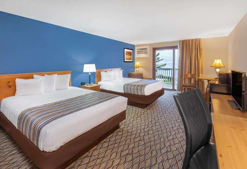 בית מלון כפרי Baymont By Wyndham St. Ignace Lakefront