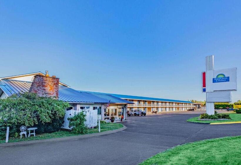 בית מלון כפרי Days Inn & Suites By Wyndham St. Ignace Lakefront