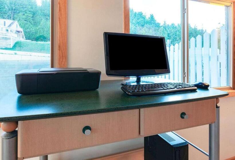 בית מלון כפרי Days Inn & Suites By Wyndham St. Ignace Lakefront