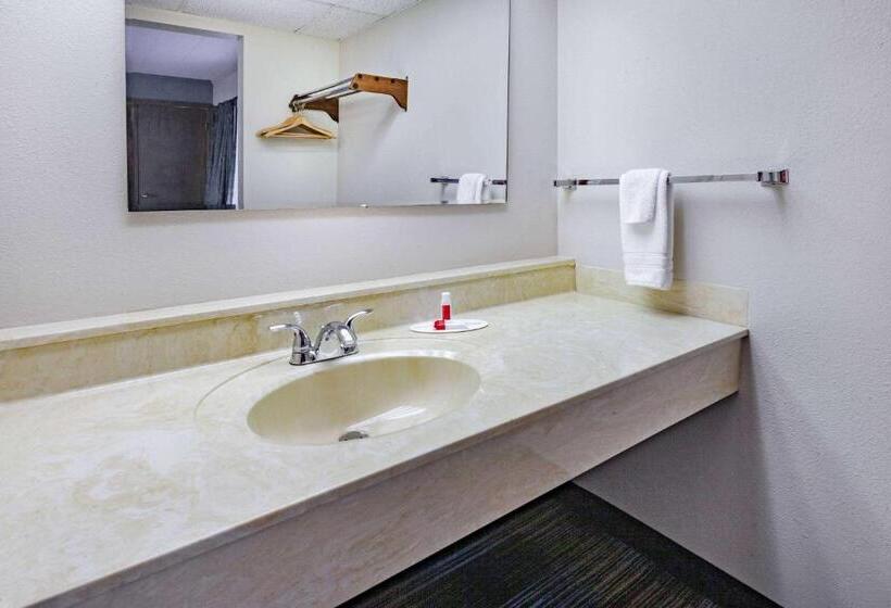 בית מלון כפרי Days Inn & Suites By Wyndham St. Ignace Lakefront