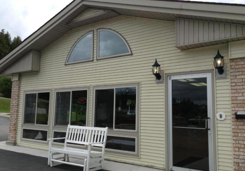 בית מלון כפרי Days Inn & Suites By Wyndham St. Ignace Lakefront