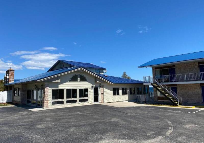 בית מלון כפרי Days Inn & Suites By Wyndham St. Ignace Lakefront