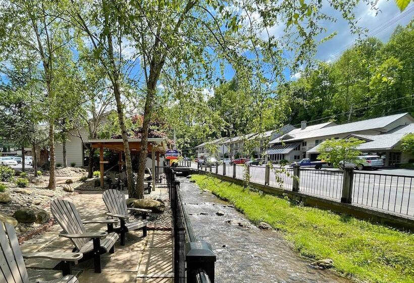 בית מלון כפרי Howard Johnson By Wyndham Downtown Gatlinburg