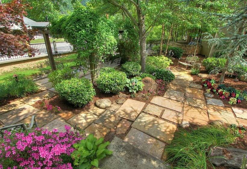 בית מלון כפרי Howard Johnson By Wyndham Downtown Gatlinburg