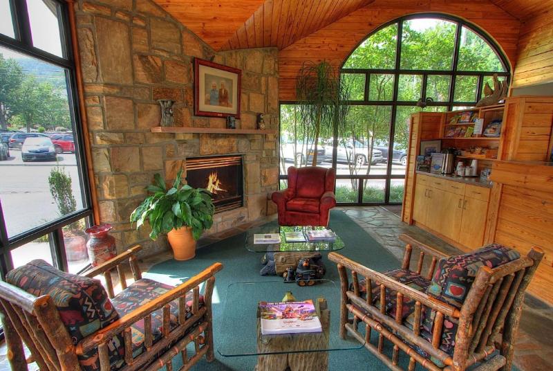 בית מלון כפרי Howard Johnson By Wyndham Downtown Gatlinburg