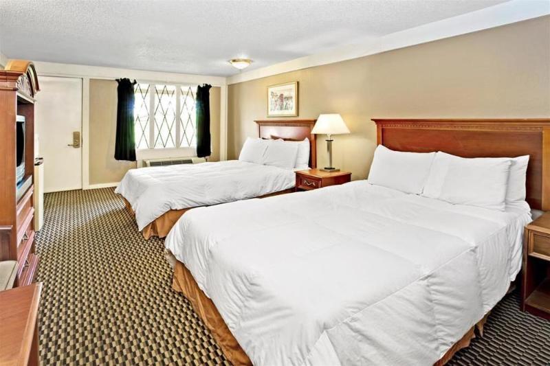 בית מלון כפרי Knights Inn Indianapolis