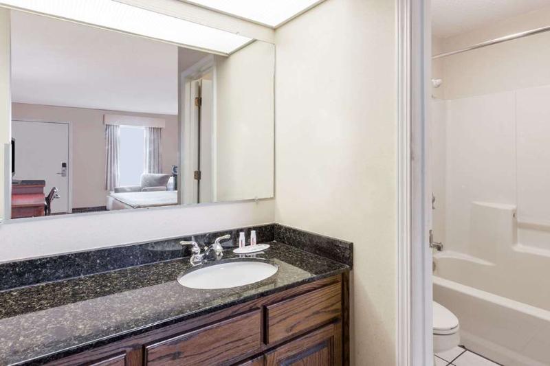 فندق Red Roof Inn & Suites Calhoun