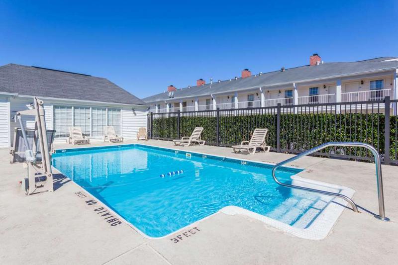 فندق Red Roof Inn & Suites Calhoun
