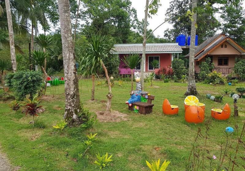 هتل Lee Red House