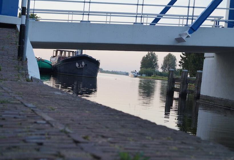 مبيت وإفطار Mid83