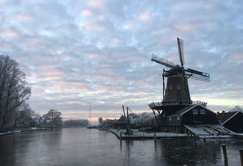 مبيت وإفطار Mid83