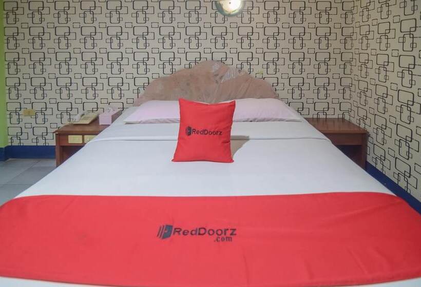 ホテル Reddoorz Near Tugu Naga Singkawang