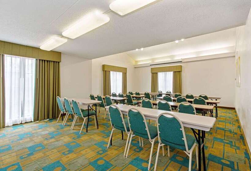 فندق La Quinta Inn By Wyndham Orlando Airport West