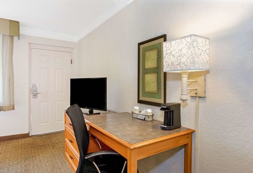 فندق La Quinta Inn By Wyndham Orlando Airport West