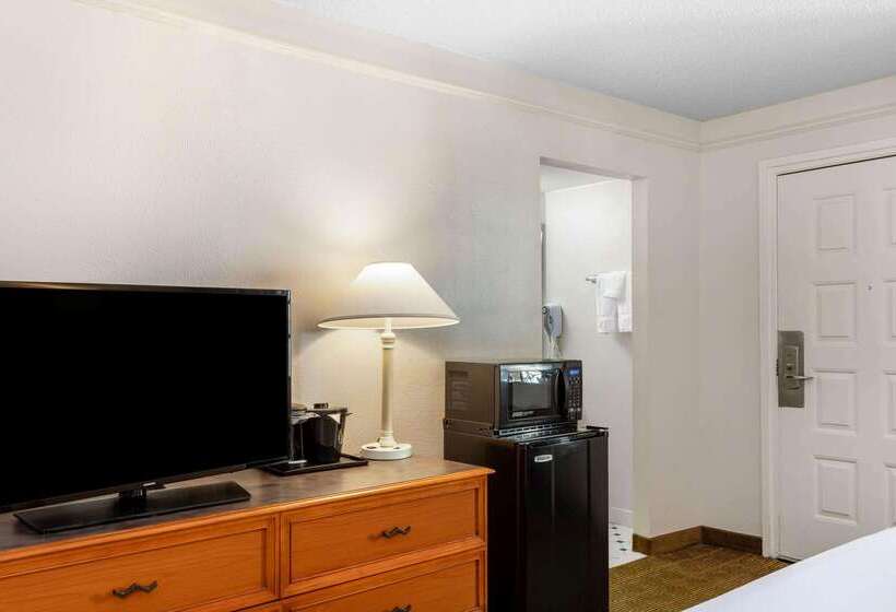 בית מלון כפרי La Quinta Inn By Wyndham Tallahassee North