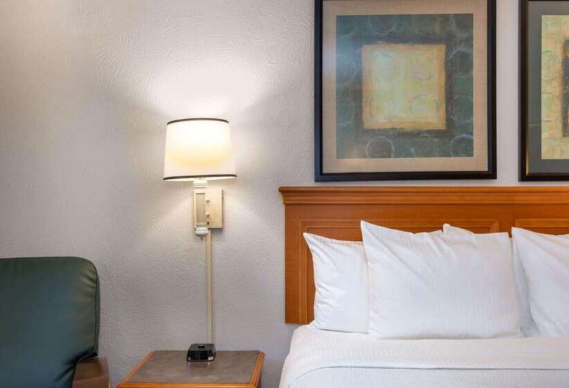 בית מלון כפרי La Quinta Inn By Wyndham Tallahassee North