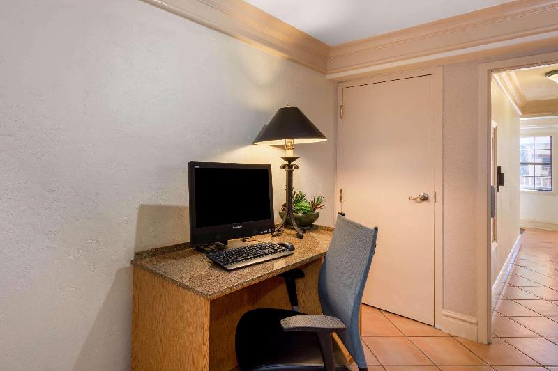 בית מלון כפרי La Quinta Inn By Wyndham Tallahassee North