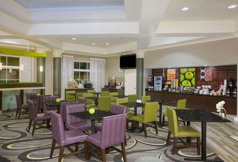 هتل La Quinta By Wyndham St. Louis Westport