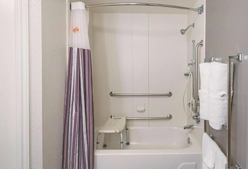 هتل La Quinta Inn & Suites By Wyndham University Area Chapel Hill