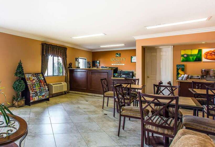 בית מלון כפרי Quality Inn Lake Elsinore I 15