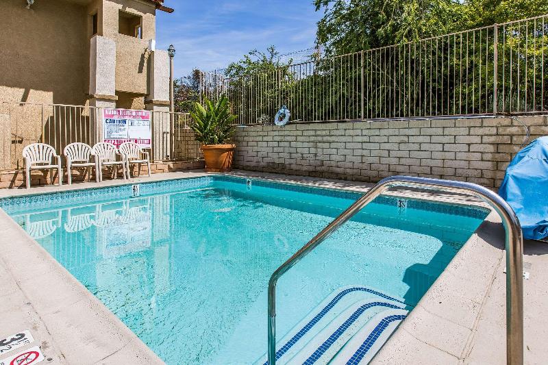 בית מלון כפרי Quality Inn Lake Elsinore I 15