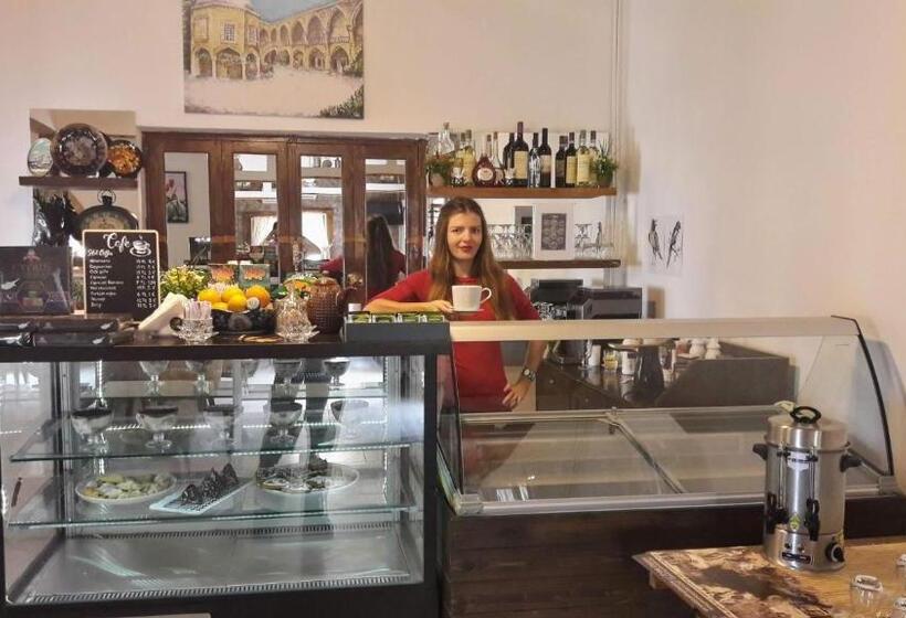 پانسیون Golden Palms Guest House & Cafe