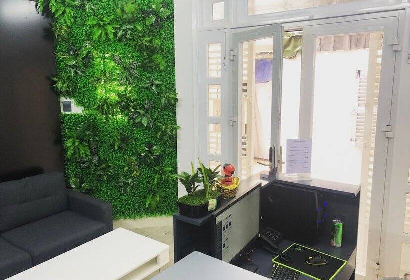 پانسیون Futuristic Inn