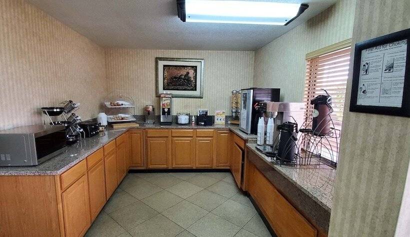 فندق Fairbridge Inn & Suites