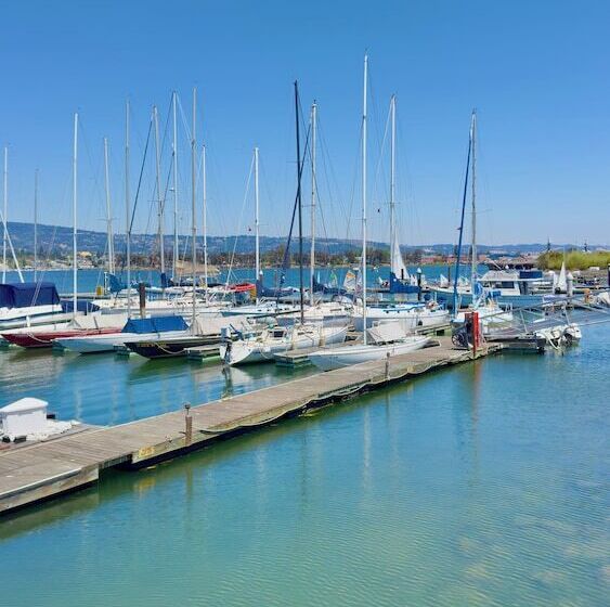 בית מלון כפרי Marina Village Inn