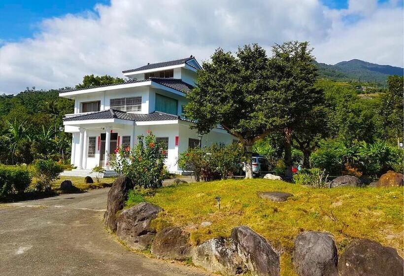 پانسیون Pine Garden Family Villa