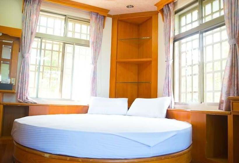 پانسیون Pine Garden Family Villa