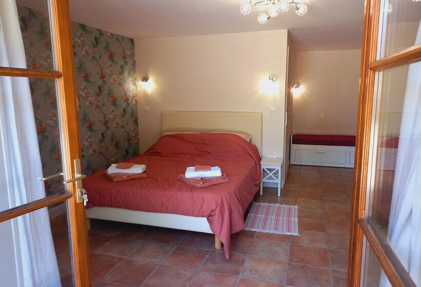 Au Pays De Jacquou : Chambre D’hôtes Et Table D’hôtes