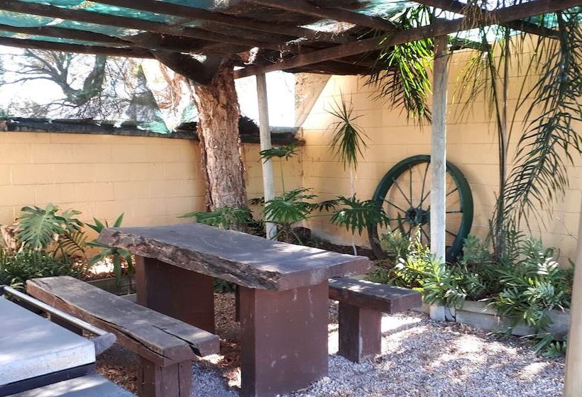 Bordertown Motel