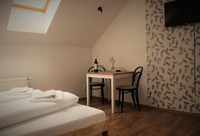فندق Penzion A Restaurace U řeky