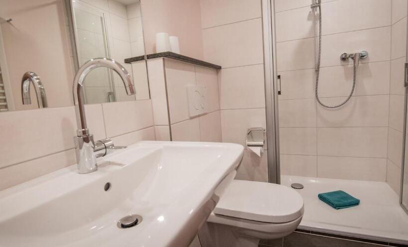 ペンション Weingut Erich Serwazi