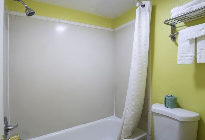 هتل Nendels Inn & Suites Dodge City Airport