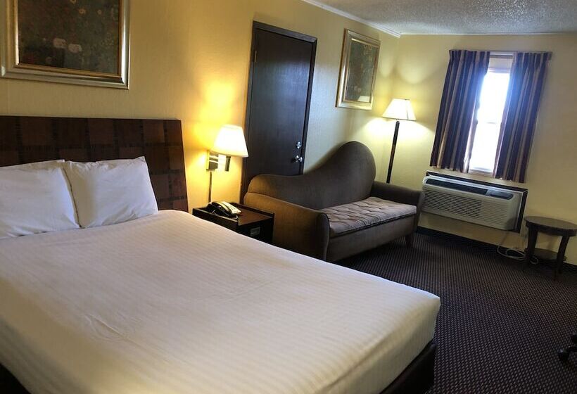 هتل Nendels Inn & Suites Dodge City Airport