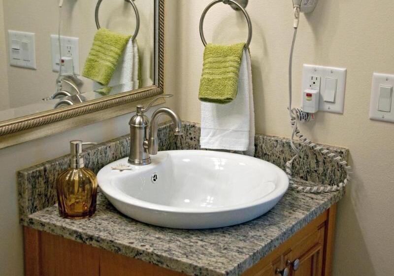 هتل Ocean Club On Smuggler's Beach