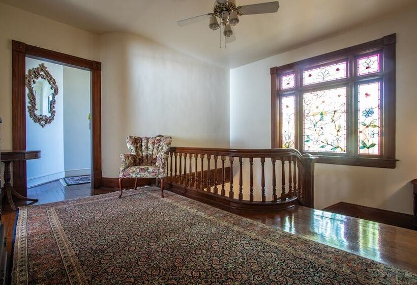 酒店 The Oaks Victorian Inn