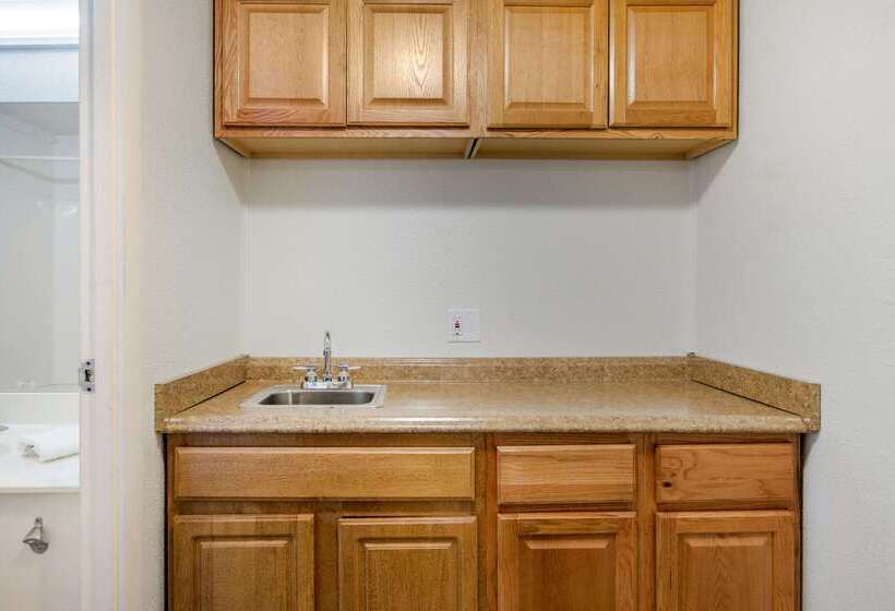 فندق على الطريق Rodeway Inn Auburn Hills   Detroit